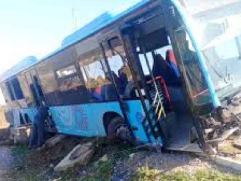 إصابة 11 شخصًا في حادث انقلاب حافلة للنقل الحضري بأصيلة إصابة 11 شخصًا في حادث انقلاب حافلة للنقل الحضري بأصيلة