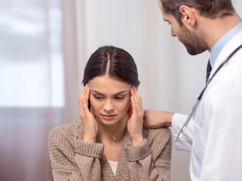 التهاب السحايا: الأعراض، الأنواع، وسبل الوقاية وفقًا لطبيب مختص