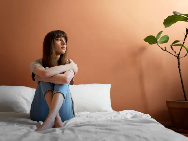 العزلة عن الناس: نضج فكري أم مرض نفسي؟ العزلة عن الناس: نضج فكري أم مرض نفسي؟