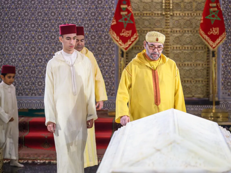 في ذكرى رحيل "أب الأمة" : الملك محمد السادس يترحم على جده الملك محمد الخامس  في ذكرى رحيل "أب الأمة" : الملك محمد السادس يترحم على جده الملك محمد الخامس