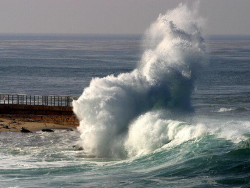 أمواج عاتية ورياح قوية تضرب السواحل الشمالية للمغرب ابتداء من الاثنين