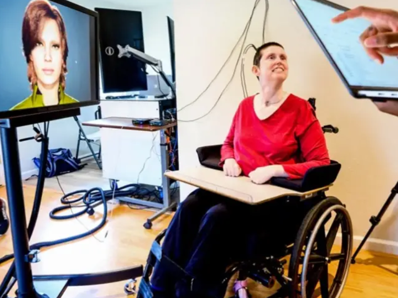 غرسة دماغية مدعومة بالذكاء الاصطناعي يعيد النطق لامرأة بعد 18 عاماً من الصمت غرسة دماغية مدعومة بالذكاء الاصطناعي يعيد النطق لامرأة بعد 18 عاماً من الصمت