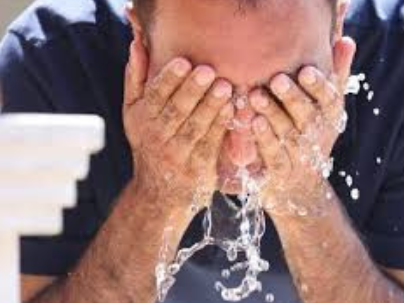 أهمية غسل الوجه قبل النوم: الحفاظ على صحة البشرة ونضارتها أهمية غسل الوجه قبل النوم: الحفاظ على صحة البشرة ونضارتها