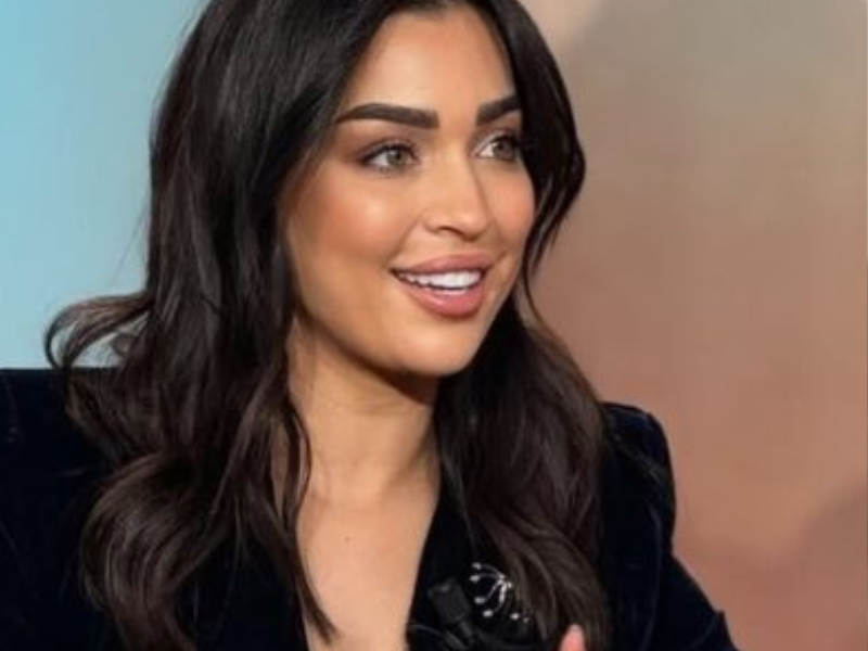 فرح الفاسي تبرز بإطلالة حديثة وجذابة مع اللون الأسود ممزوجة بلمسات تقليدية جميلة