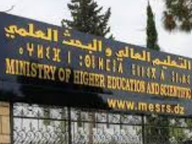 وزارة التعليم العالي تنفي وفاة طالبة بتسمم غذائي داخل الحي الجامعي بالرباط