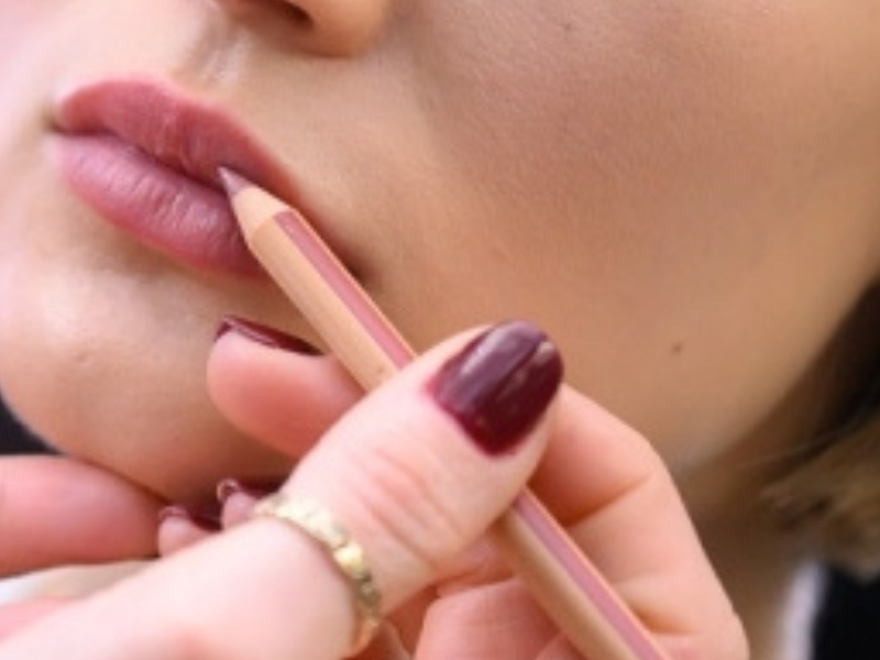 تأثير لون أحمر الشفاه على جمال الوجه: نصائح لاختيار اللون المناسب تأثير لون أحمر الشفاه على جمال الوجه: نصائح لاختيار اللون المناسب