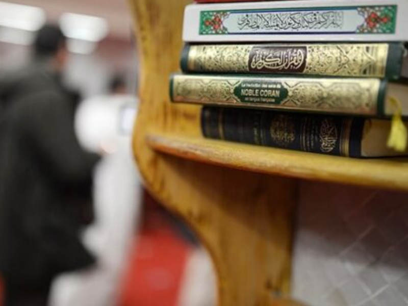 الله يرى… لكن المهم أن لا يراك الجيران! الله يرى… لكن المهم أن لا يراك الجيران!