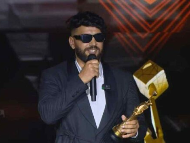 تتويج إلياس المالكي بلقب "أفضل مؤثر لعام 2025" يشعل جدلاً واسعاً حول مصداقية معايير الجوائز الرقمية تتويج إلياس المالكي بلقب "أفضل مؤثر لعام 2025" يشعل جدلاً واسعاً حول مصداقية معايير الجوائز الرقمية