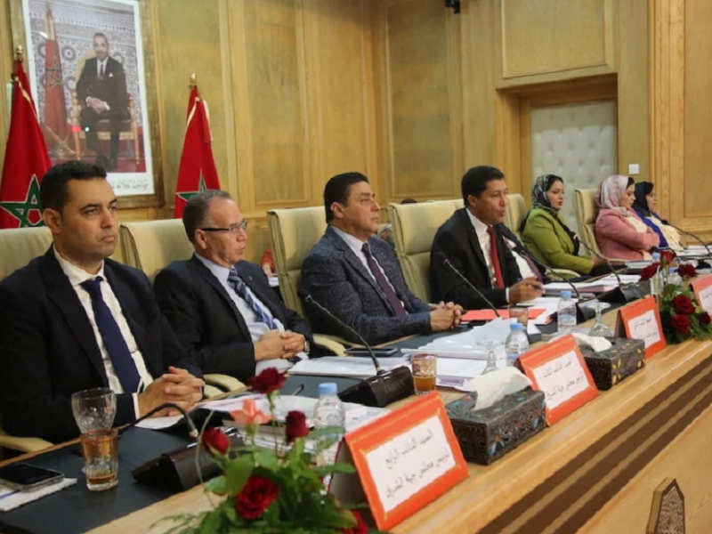 مجلس جهة الشرق يطلق مشاريع استراتيجية بـ10.6 مليار درهم لفك العزلة وتحسين الخدمات الأساسية مجلس جهة الشرق يطلق مشاريع استراتيجية بـ10.6 مليار درهم لفك العزلة وتحسين الخدمات الأساسية