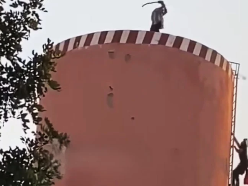 وفاة الشاب المعتصم فوق خزان مياه بأولاد يوسف بعد 4 أيام من دخوله الإنعاش وفاة الشاب المعتصم فوق خزان مياه بأولاد يوسف بعد 4 أيام من دخوله الإنعاش