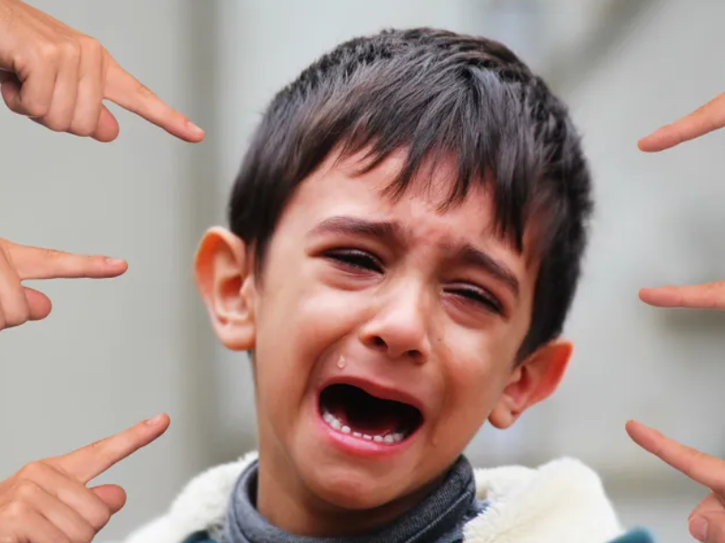 شاشة مُظلمة: كيف يحوّل العنف الرقمي عالم الأطفال إلى عزلة صامتة؟