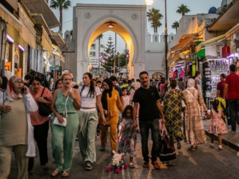 السياحة الصيفية في الساحل الشمالي للمغرب: بين الجاذبية والتحديات