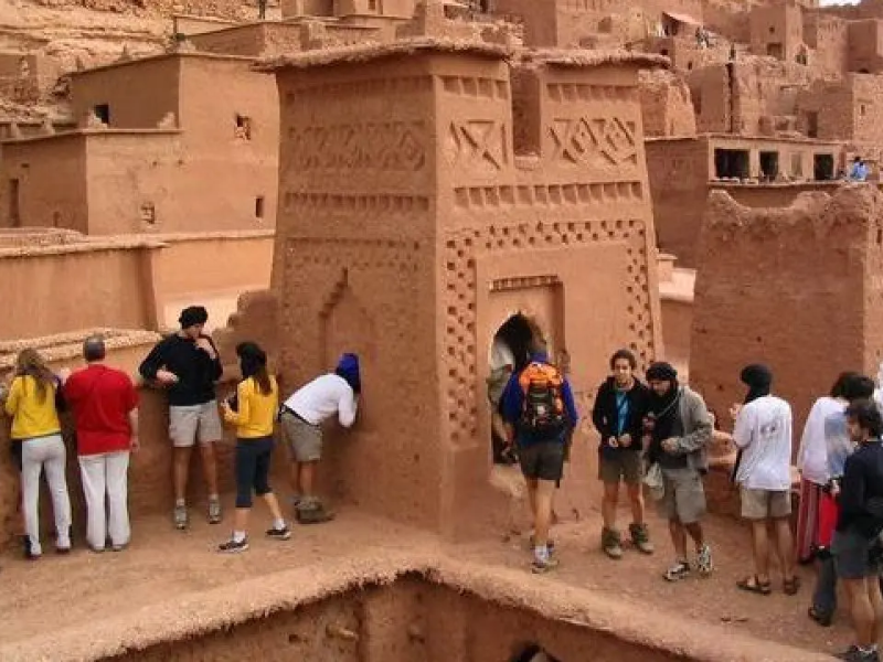 المغرب يعزز عائداته السياحية بإيرادات تفوق 54 مليار درهم في النصف الأول من 2025