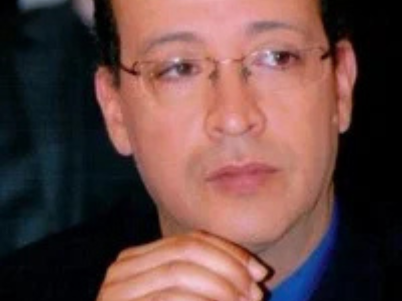 “حين نغادر المكان، نغادر أنفسنا كما نعرفها، ونلتقي بذات أخرى لا تزال قيد التكوين” غاستون باشلار