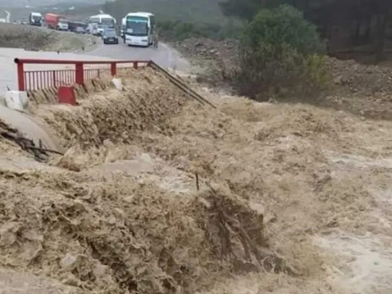 اضطرابات جوية غير معتادة تضرب مناطق جبلية وغربية بالمغرب وتتسبب في خسائر مادية