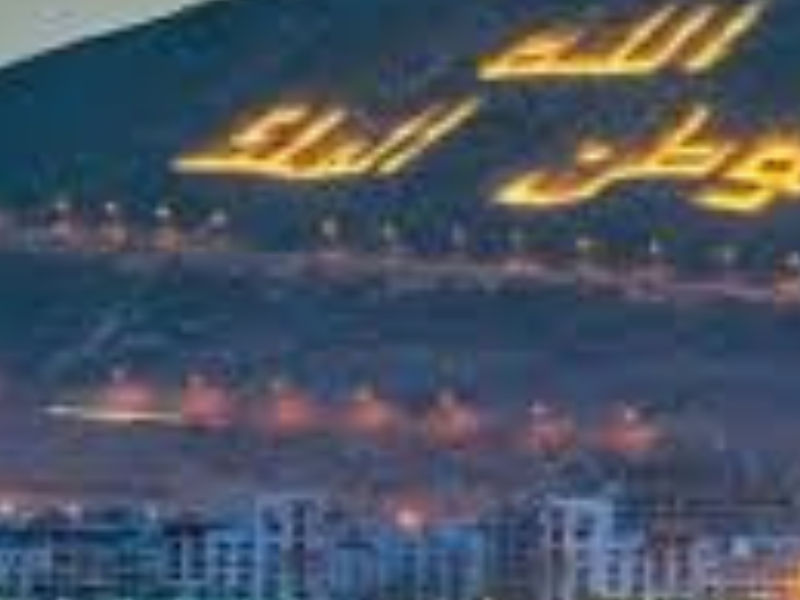 ارتفاع درجات الحرارة يدفع سكان أكادير إلى شاطئ المدينة ليلاً