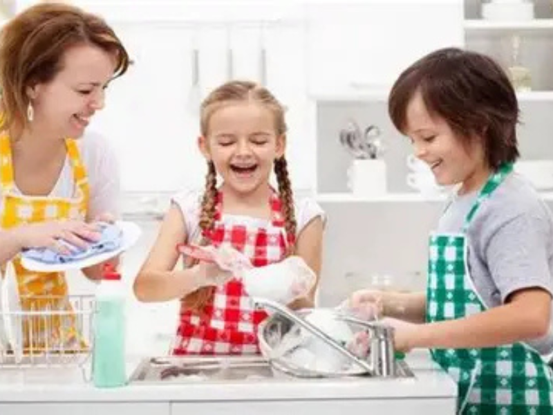 كيف تسهم الأعمال المنزلية في بناء شخصية الأطفال كيف تسهم الأعمال المنزلية في بناء شخصية الأطفال
