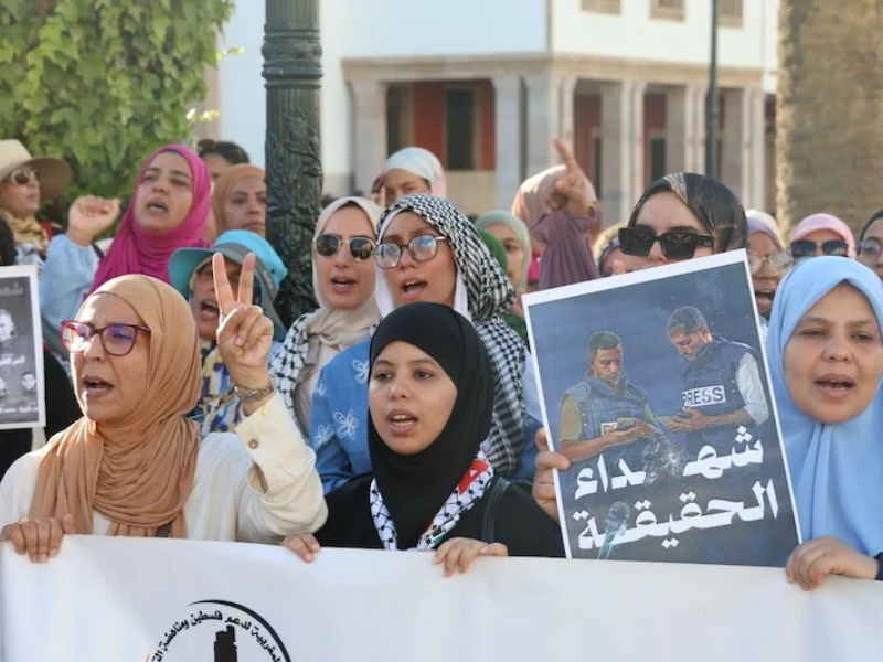 وقفة احتجاجية بالرباط تندد باغتيال الصحافيين الفلسطينيين وتطالب بوقف التطبيع مع إسرائيل وقفة احتجاجية بالرباط تندد باغتيال الصحافيين الفلسطينيين وتطالب بوقف التطبيع مع إسرائيل