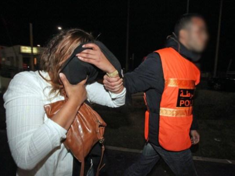 تفاصيل توقيف فرنسية من أصل جزائري في تطوان حاولت تهريب 85 كيلوغرامًا من مخدر الشيرا