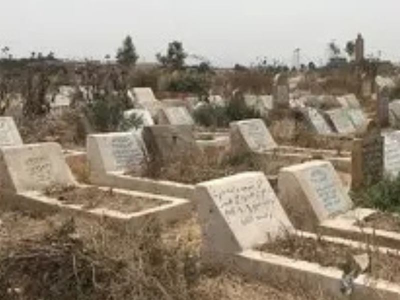 حرمة المقابر بين الإهمال وانتشار الأزبال والمتسولين