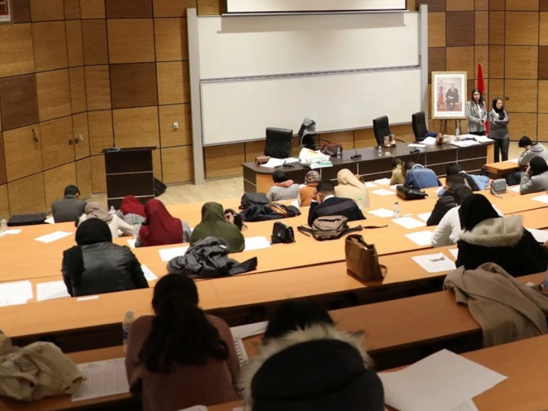 مطالب بإلزام الإدارات بتحمل تكاليف رسوم الدراسة الجامعية للموظفين 