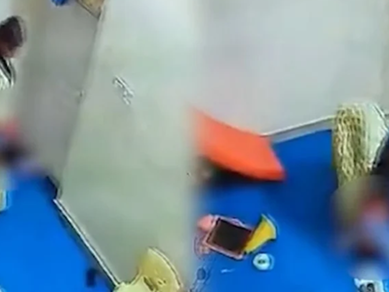كاميرات المراقبة تكشف تعذيب طفلة رضيعة في حضانة بالهند كاميرات المراقبة تكشف تعذيب طفلة رضيعة في حضانة بالهند