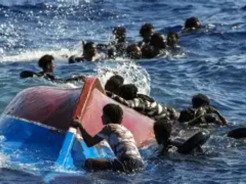 مأساة إنسانية قبالة السواحل الموريتانية: 49 قتيلاً و100 مفقود في غرق زورق مهاجرين
