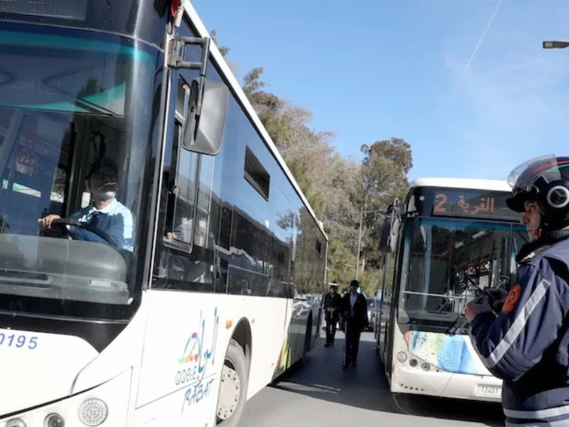 الفضاء العمومي بالمغرب: أزمة السلوكيات في وسائل النقل وتأثيرها على الحياة اليومية