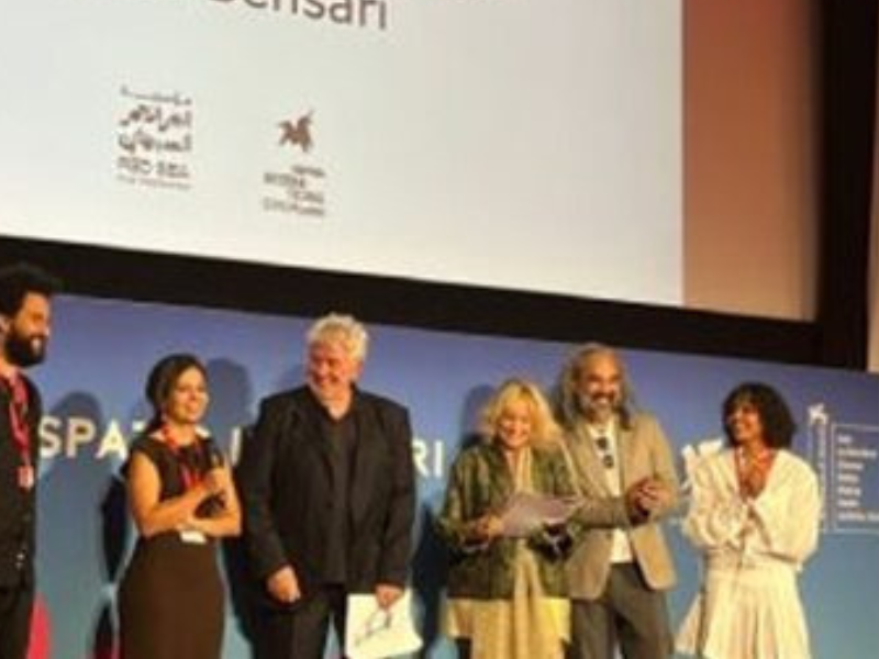 المخرجة المغربية هند بنصاري تتوج بجائزتين عن فيلمها الوثائقي “Out of School” في مهرجان البندقية المخرجة المغربية هند بنصاري تتوج بجائزتين عن فيلمها الوثائقي “Out of School” في مهرجان البندقية