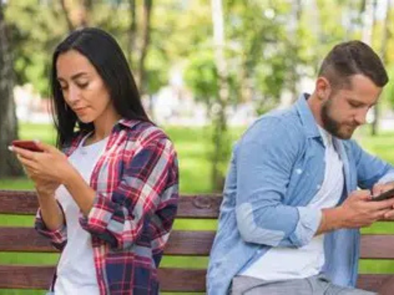  كيف تؤثر وسائل التواصل الاجتماعي على تواصل الأسرة؟