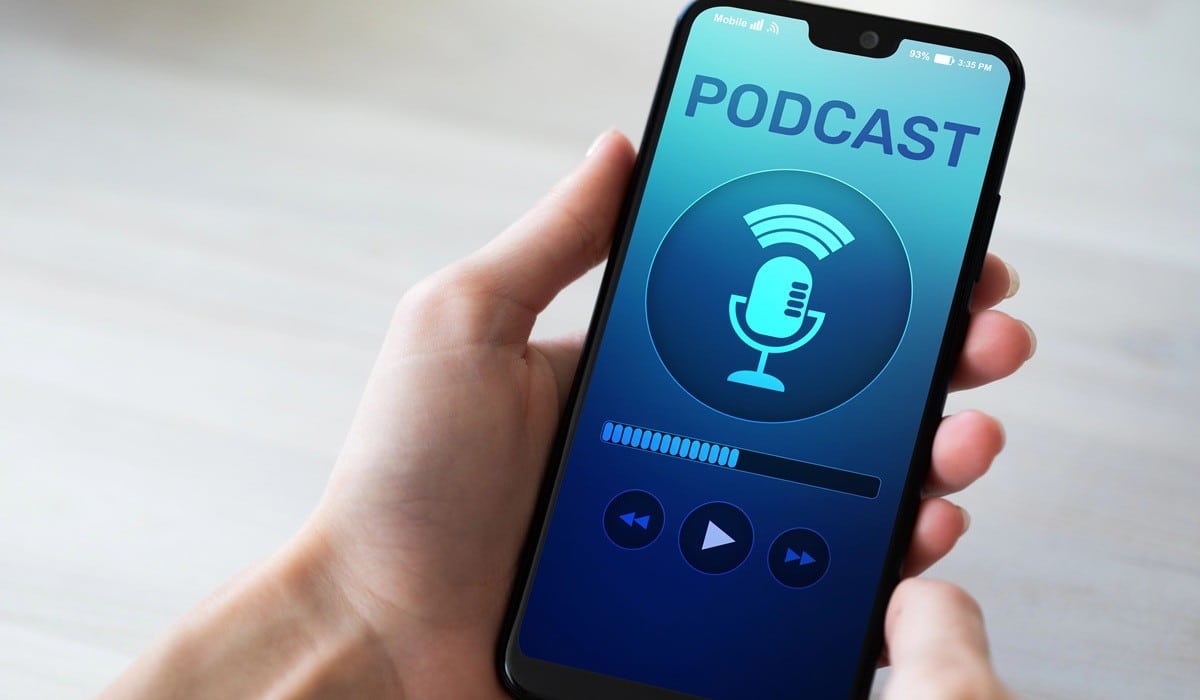 Chrome كيحوّل المقالات لميني-بودكاست: “Audio Overviews” توصلات لأندرويد