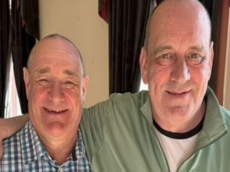 لقاء مؤثر بعد خمسين عاماً: شقيقان يفترقان ويجتمعان مجددًا لقاء مؤثر بعد خمسين عاماً: شقيقان يفترقان ويجتمعان مجددًا