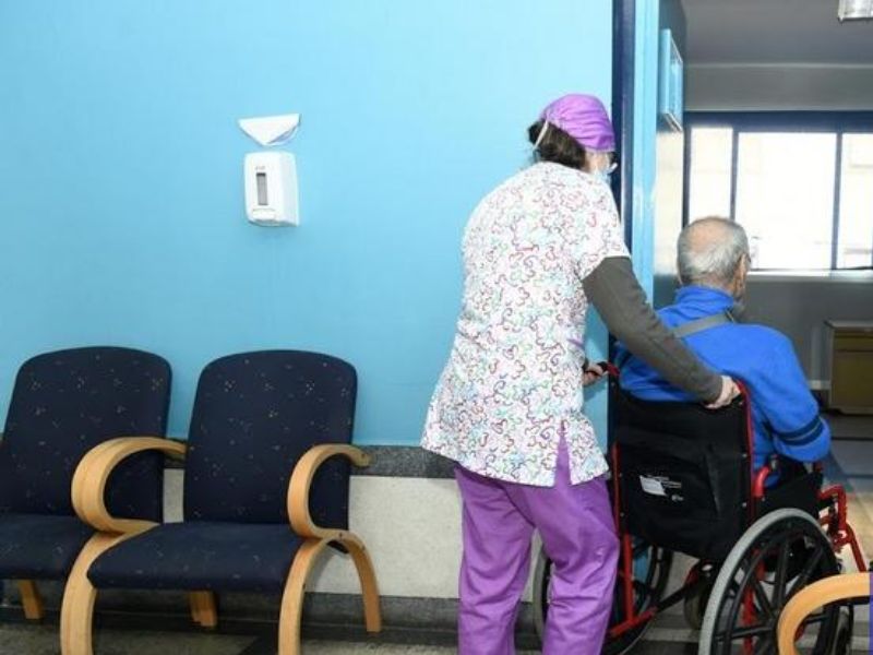 "إعلانات مشبوهة" تثير الجدل حول عمليات جراحية مجانية تستهدف المستفيدين من التغطية الصحية بالمغرب "إعلانات مشبوهة" تثير الجدل حول عمليات جراحية مجانية تستهدف المستفيدين من التغطية الصحية بالمغرب