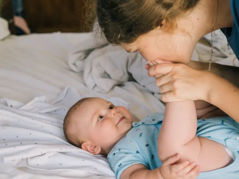 البوتوكس والأمومة..هل تهدد لغة المشاعر بين الأم وطفلها؟