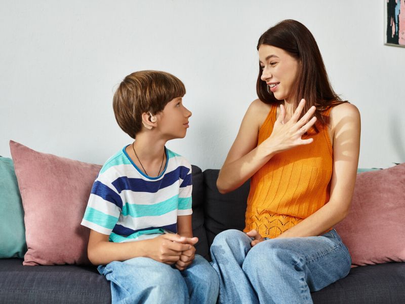 10 طرق ذكية لتعزيز التواصل مع ابنك المراهق
