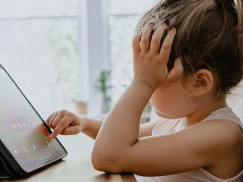 التوازن الرقمي داخل الأسرة: كيف يواكب الأطفال والآباء عصر الشاشات؟ التوازن الرقمي داخل الأسرة: كيف يواكب الأطفال والآباء عصر الشاشات؟