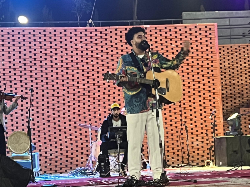 نصر مكري يتحدى المرض ويشعل أجواء مهرجان أمازيغ بأكادير