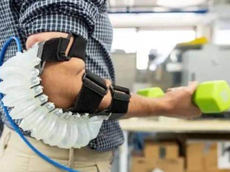 باحثون أمريكيون يبتكرون هيكلاً روبوتياً مرناً لتقليل إصابات العمال في المصانع