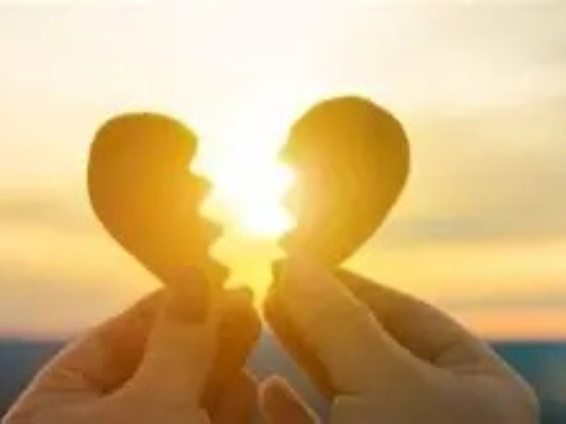 استراتيجية 30 يومًا للتعافي من الانفصال العاطفي: خطة عملية للمضي قدمًا