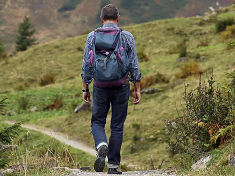 المشي… حين تتحوّل الخطوات البسيطة إلى درع يحمي القلب ويطيل العمر