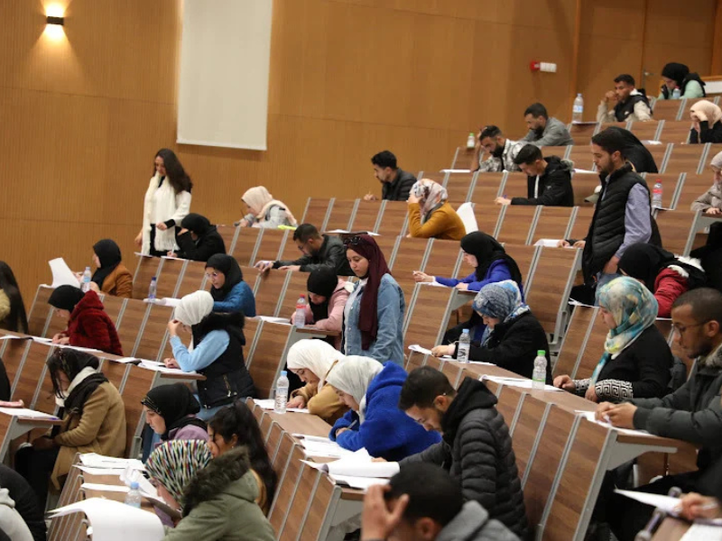 تفوق العنصر النسوي في مباريات التعليم يثير نقاشاً حول التحديات المستقبلية