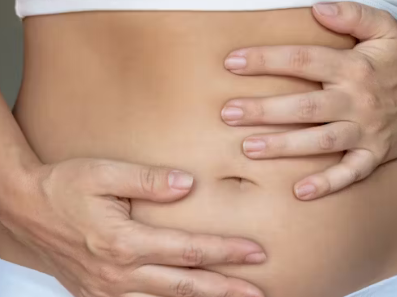 لماذا يميل البطن إلى الانتفاخ بعد سن الأربعين؟ تفسير أخصائية التغذية