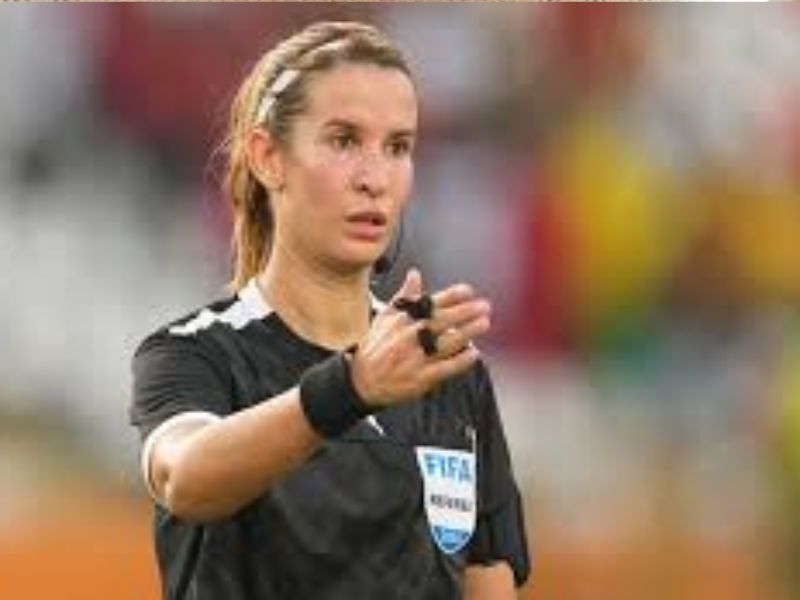 الحكمة الدولية بشرى كربوب تغادر الميادين… احتجاج صامت بصوت عال