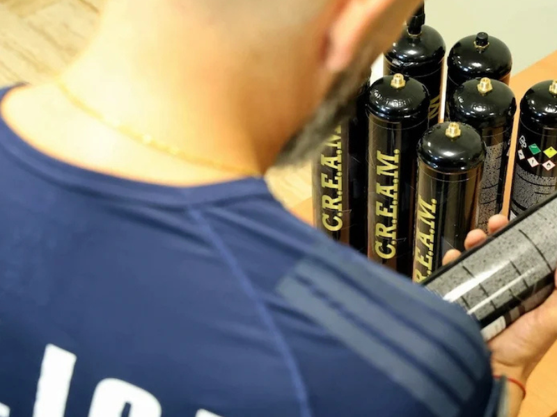 جمارك طنجة المتوسط تحبط عملية تهريب ضخمة لـ"غاز الضحك" القادم من إسبانيا