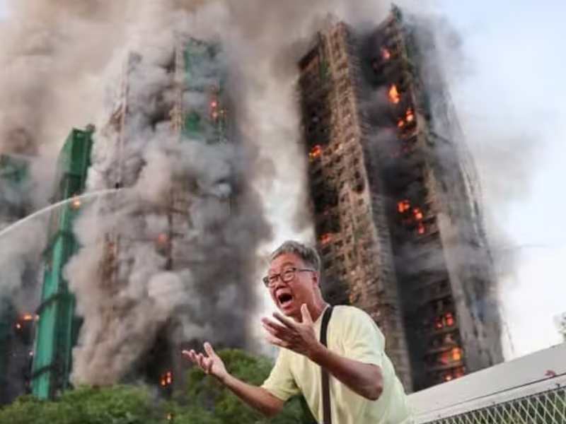 هونغ كونغ تشهد أسوأ حريق منذ عقود: ارتفاع ضحايا مجمع وانغ فوك كورت إلى 128 قتيلاً