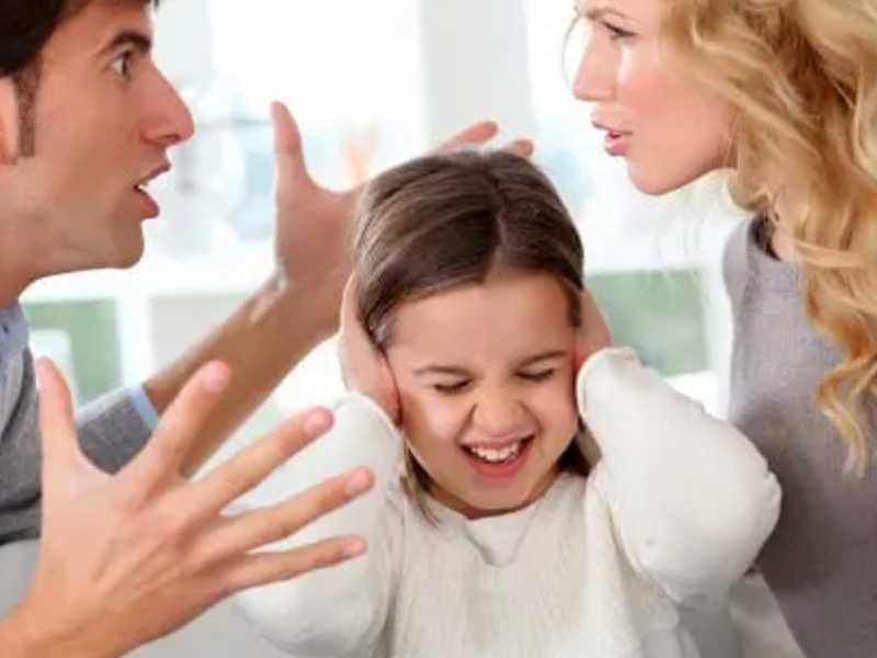 الخلافات الزوجية بعد الإنجاب: الأسباب والتأثيرات النفسية على الأطفال