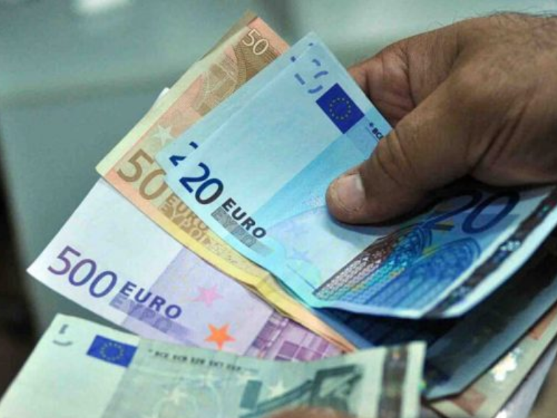 تحويلات المغاربة بالخارج تفوق 102 مليار درهم وسط اتساع ملحوظ للعجز التجاري