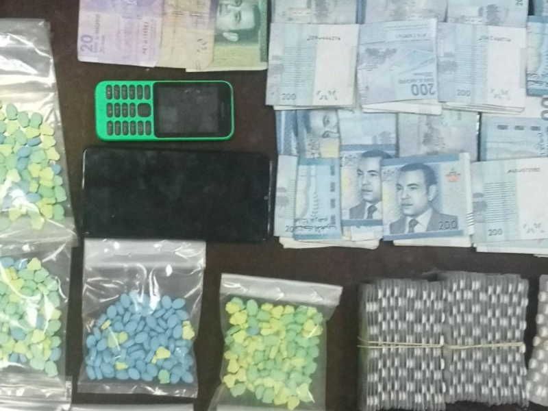 مكناس: توقيف ستة أشخاص بينهم قاصرتان في قضية ترويج المخدرات والمؤثرات العقلية