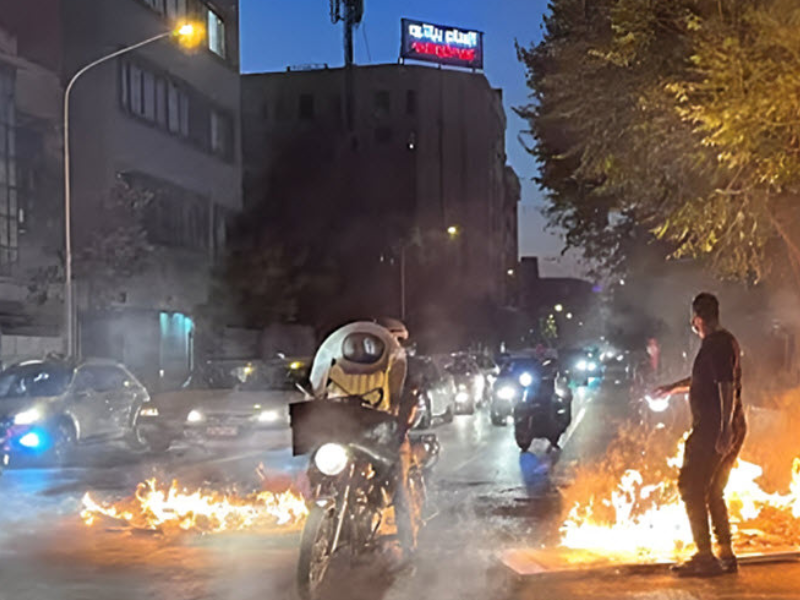 إيران على حافة الانفجار الاجتماعي: نظامٌ مأزوم وشعبٌ يبحث عن التغيير