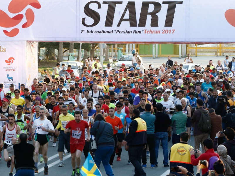 إيران.. ملاحقات قضائية ضد نساء شاركن في ماراثون بلا حجاب
